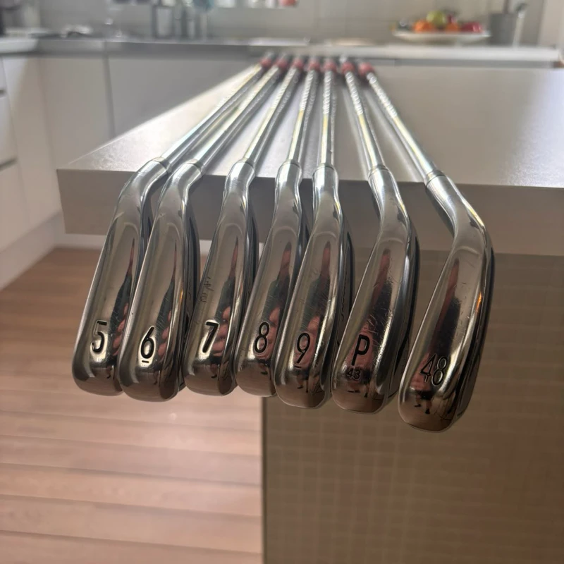 Titleist T200, stiff. 0.5” förlängda.