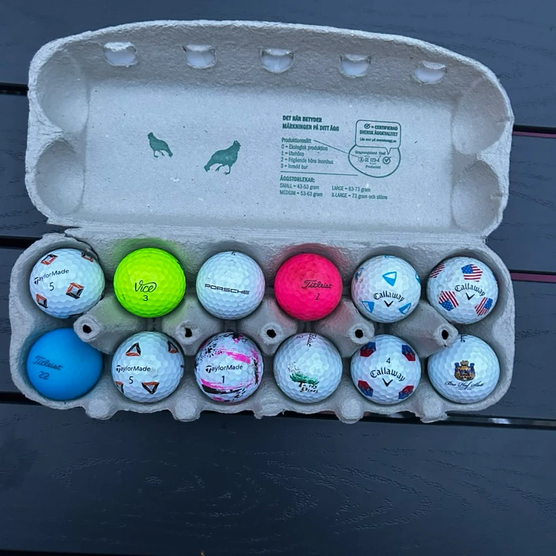12 stycken mixade golfbollar