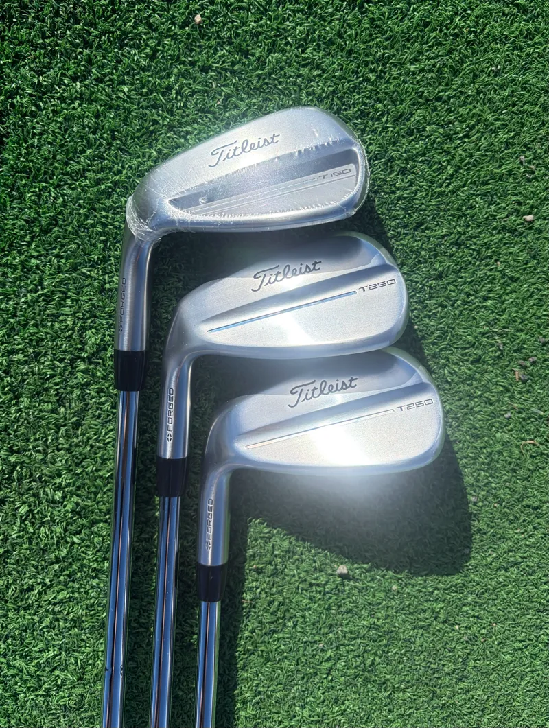 Lösa Titleist järnklubbor i vänster